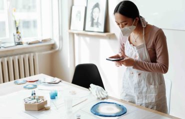 Mujer tomando foto a una creación de resina epoxi