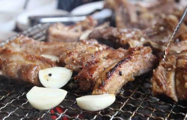 Carne sobre una parrilla