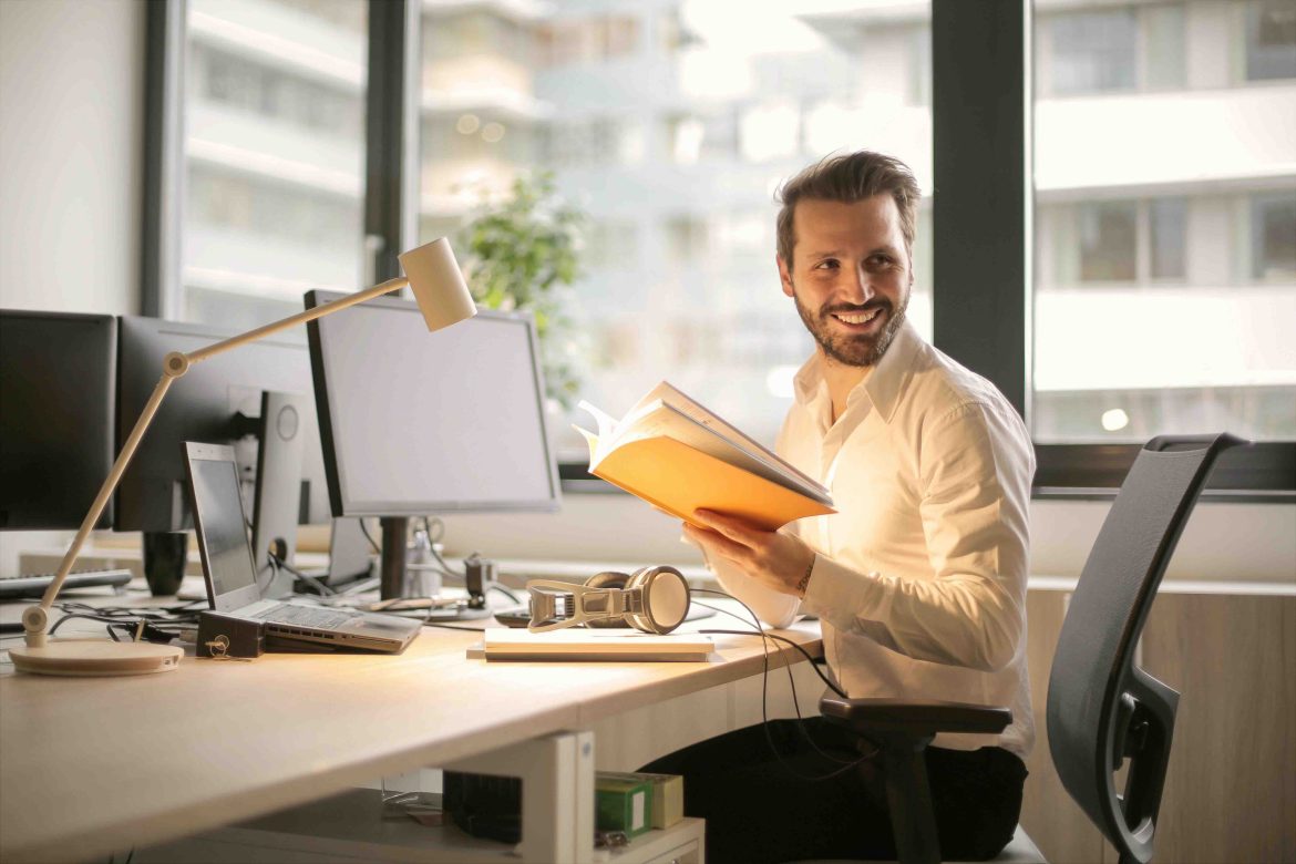 Hombre al frente de un computador