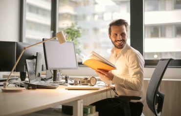 Hombre al frente de un computador